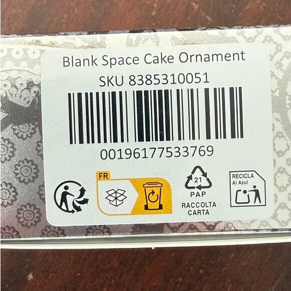 Taylor Swift NWT | BLANK SPACE CAKE TREE HOLIDAY CHRISTMAS ORNAMENT 1989 ALBUM - Picture 4 of 5